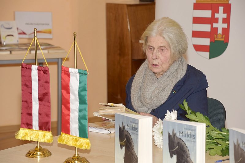 Tulkotāja Elga Sakse ungāru literatūru latvisko kopš 1964. gada un līdz šim iepazīstinājusi latviešu lasītājus ar vairāk nekā 70 izcilākajiem ungāru literatūras darbiem.
