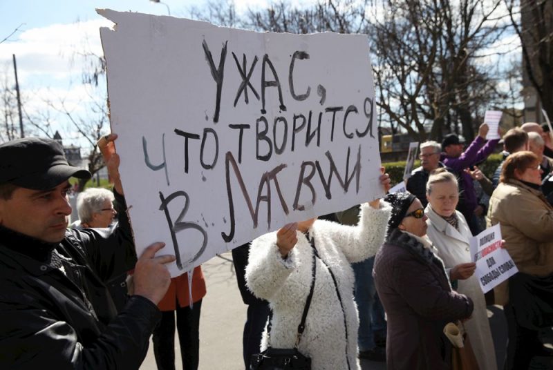 Latvijas Krievu savienības piketētāji ar saukli “Šausmas, kas notiek Latvijā” (krievu val.).