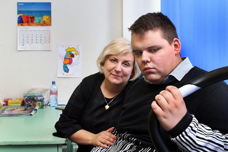 Sandra Bičkova-Šilina ar dēlu Markusu, kurš nemaz neslēpj, ka viņam nepatīk fotografēšanās.