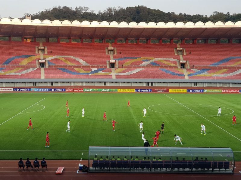 Ziemeļkorejas un Dienvidkorejas futbola izlases spēlē pie tukšām tribīnēm.