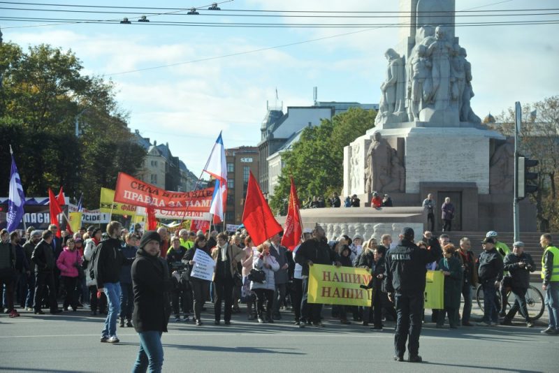 Krievu savienības gājiens pret izglītību latviešu valodā.