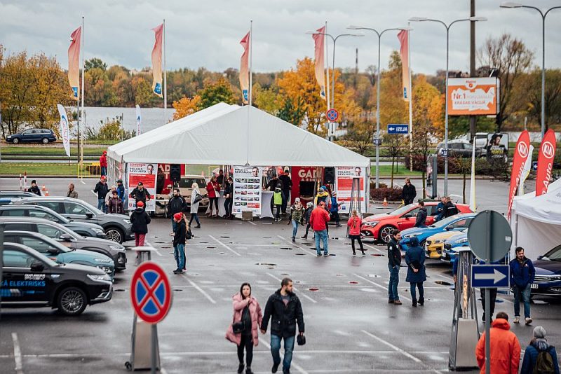 Lieliska vieta un kompānija sava jaunā auto meklējumiem.