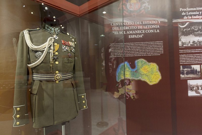 Izstādē Toledo apskatāmi vairāk nekā 270 Latvijas Kara muzeja eksponātu – militārie apbalvojumi, formas tērpi, bruņoto vienību simbolika un fotogrāfijas.