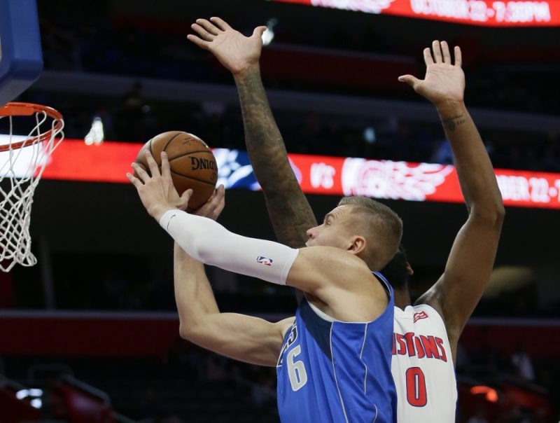 Kristaps Porziņģis pirmajā spēlē Dalasas “Mavericks” komandā.