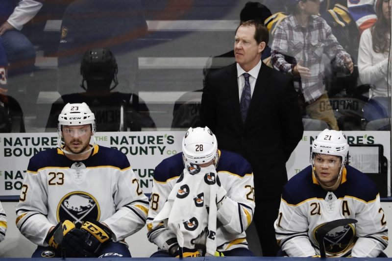 Zemgus Girgensons (centrā) spēli pret Monreālas “Canadiens” noslēdza ar negatīvu lietderības koeficientu -1.