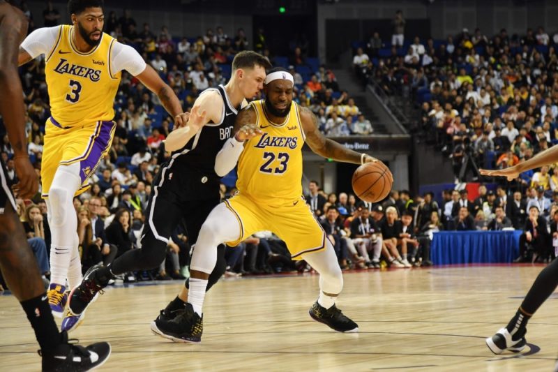 Rodions Kurucs pret Lebronu Džeimsu pārbaudes spēlē Ķīnas pilsētā Šanhajā.