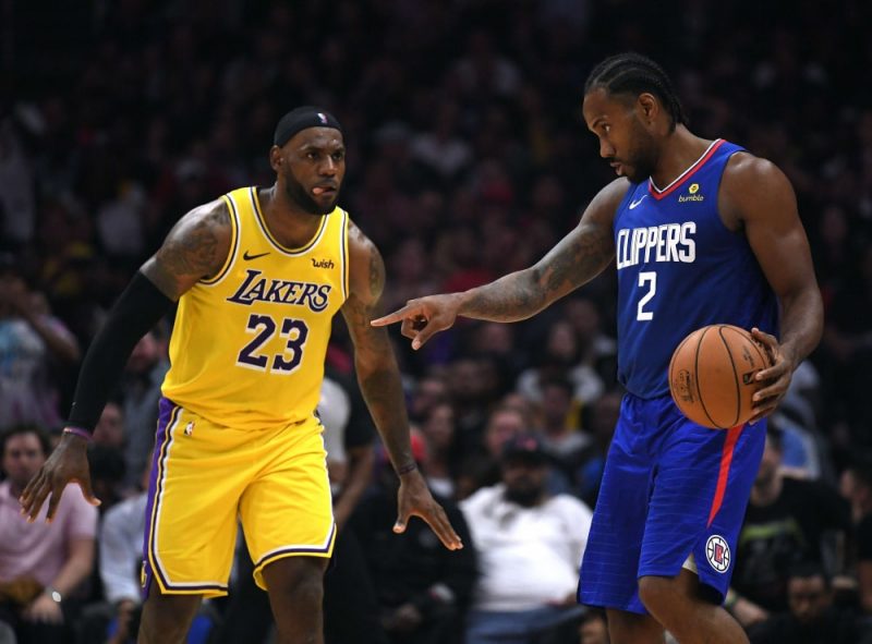 Kavai Lenards un “Clippers” sezonas pirmajā spēlē bija pārāki pār Lebronu Džeimsu un “Lakers.