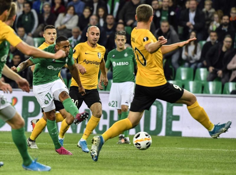 Kaspars Dubra aizsardzībā UEFA Eiropas līgas spēlē.