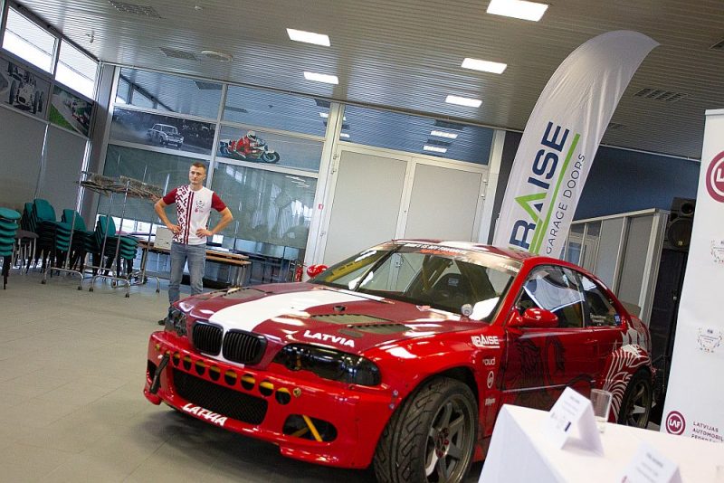Edmunda Bērziņa drifta automašīnai radīts jauns dizains, kuram pamatā Latvijas karoga krāsas un elementi no ģerboņa.