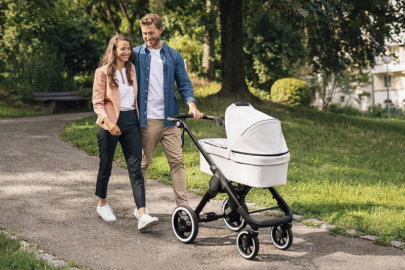 Bērnu ratiņi “eStroller” ar elektrisku piedziņu.