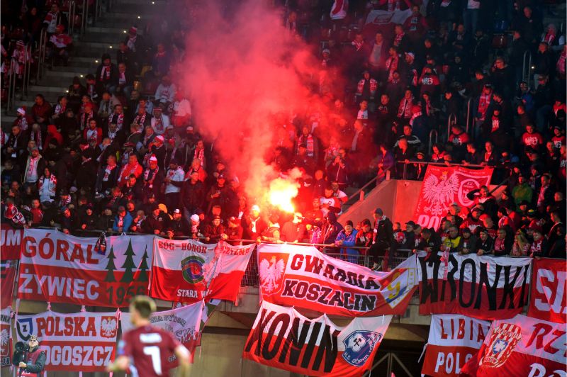 Polijas futbola fani “Daugavas” stadionā Rīgā.