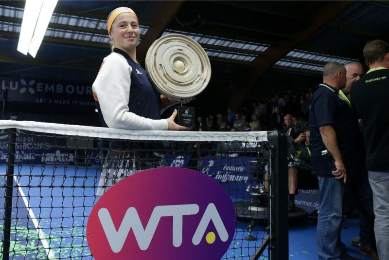 Aļona Ostapenko ar Luksemburgas WTA turnīra galveno balvu.