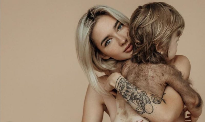 Blogere Jekaterina Mezenova kopā ar savu dēliņu.