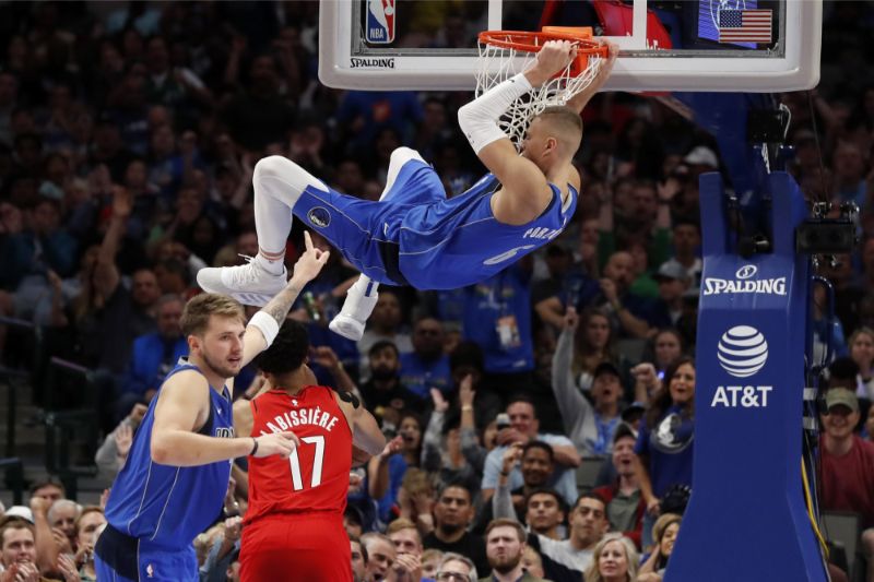 Kristaps Porziņģis efektīgi noslēdz uzbrukumu.