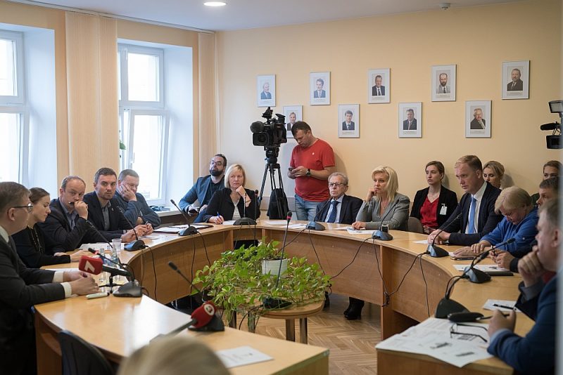 Ministru Juri Pūci (no kreisās) iztaujā Saeimas Valsts pārvaldes un pašvaldības komisijas sēdē.