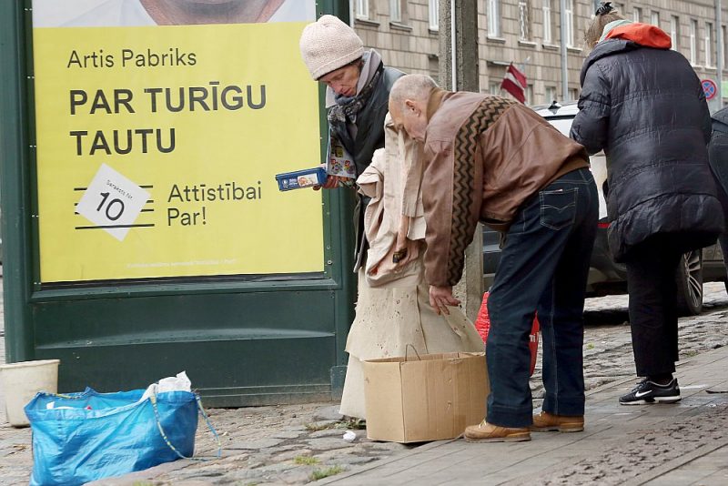 Pirms Saeimas vēlēšanām solot mazināt nevienlīdzību sabiedrībā, valdošās partijas gadu pēc tām nolēma palielināt valsts budžeta finansējumu arī sev, apgalvojot, ka tas palīdzēs mazināt sponsoru ietekmi politisko lēmumu pieņemšanā.