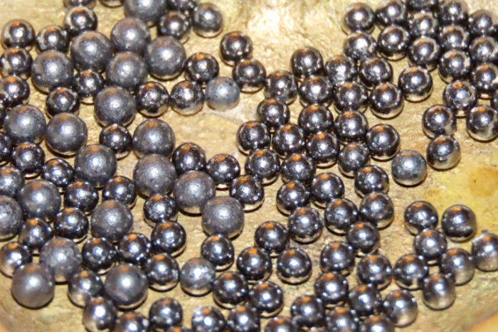 Vai vari atšķirt, kas ir kas? Lielākās ir 3. izmēra tērauda skrotis, mazākās – 5. izmēra svina skrotis