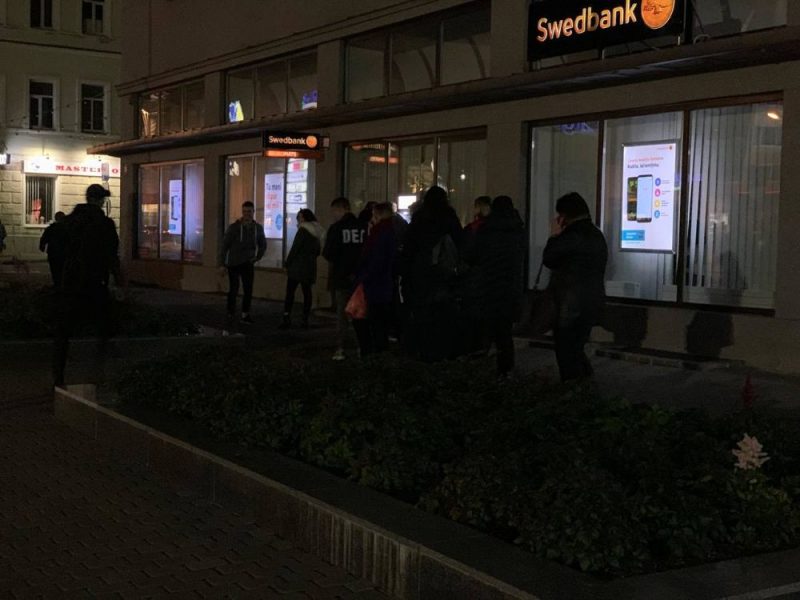 Cilvēki Daugavpilī noticēja baumām un vēlā vakarā devās izņemt naudu no bankomātiem.