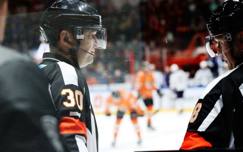 KHL tiesnesim Viktoram Gašilovam (no kreisās) “Amur” galvenais treneris piedraudēja sadedzināt mašīnu.