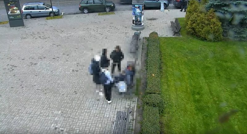 Rīgas centra skvērā policija aiztur 16 gadus vecu jaunieti, kurš pārdeva maisiņu ar marihuānu kādai meitenei.