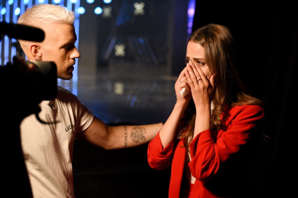 Šova “X Faktors” vadītājs Markus Riva mierina vienu no šova dalībniecēm.