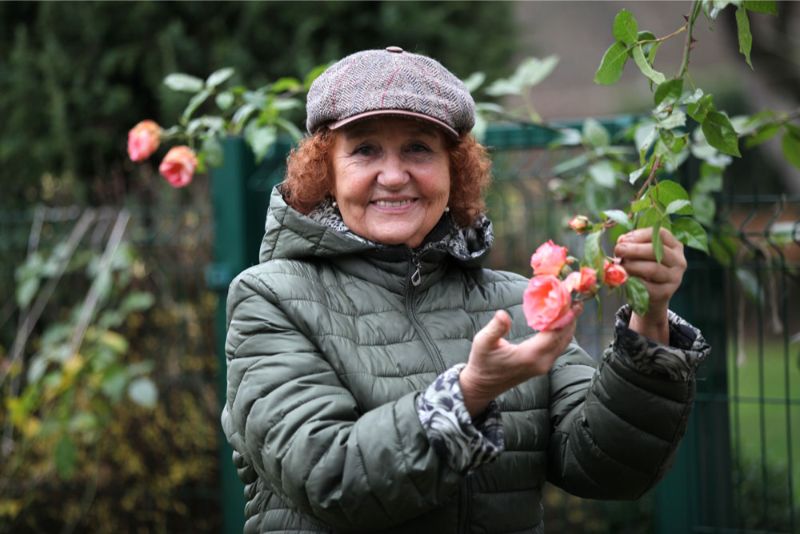 Lia Guļevska vēlējās nofotografēties savā Mellužu dārzā pie rudens rozes – būšot romantiskāk nekā virtuvē pie plīts.