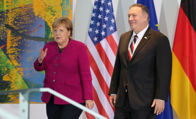 Angela Merkele un Maiks Pompeo.