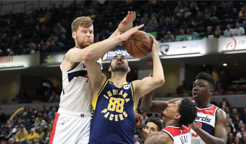 Dāvis Bertāns cenšas apturēt Indiānas “Pacers” gruzīnu basketbolistu Gogu Bitadzi.