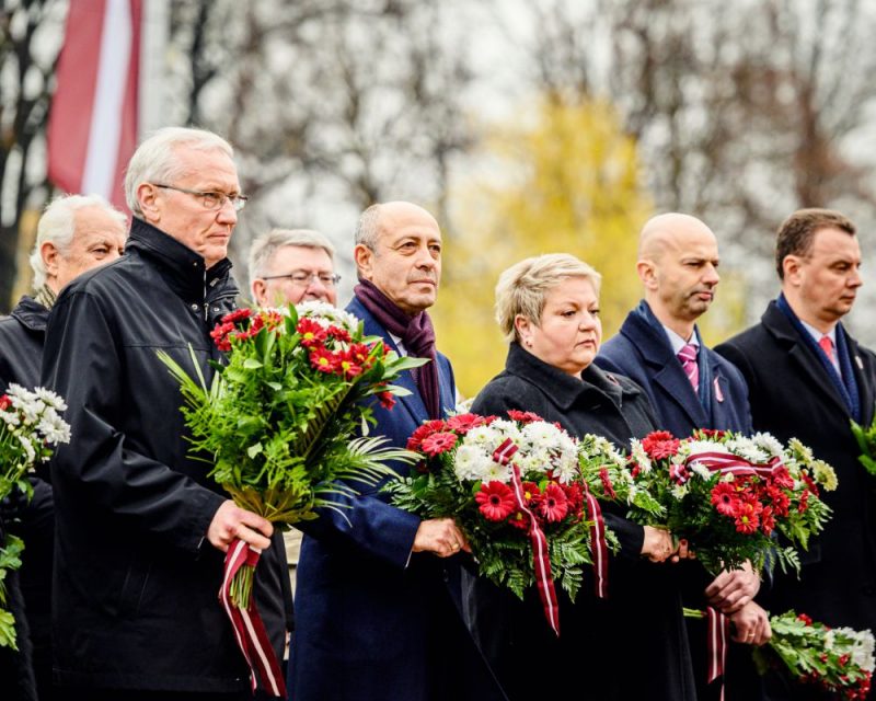 Rīgas domes priekšsēdētājs Oļegs Burovs piedalās ziedu nolikšanā pie Brīvības pieminekļa