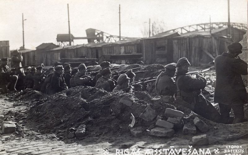 Latvijas armijas karavīri ierakumos Daugavmalā. Rīga, 1919. gada oktobris-novembris.