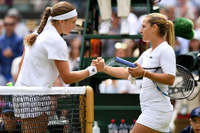 Aļona Ostapenko pēc uzvaras spiež roku Dominikai Cibulkovai, kura nu paziņojusi par karjeras beigām.
