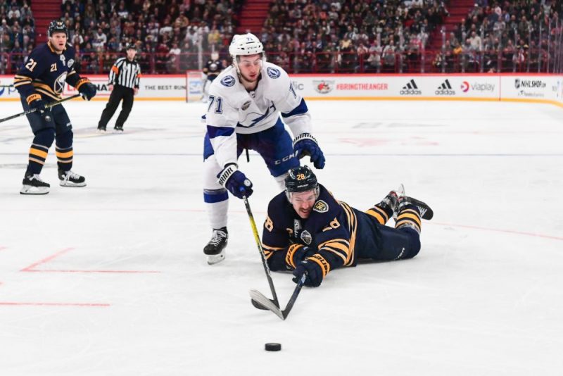 Zemgus Girgensons (uz ledus) NHL spēlē Stokholmā.