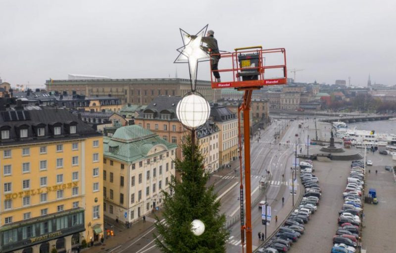 Stokholmā 35 metrus garajai eglei tiek uzlikti rotājumi.
