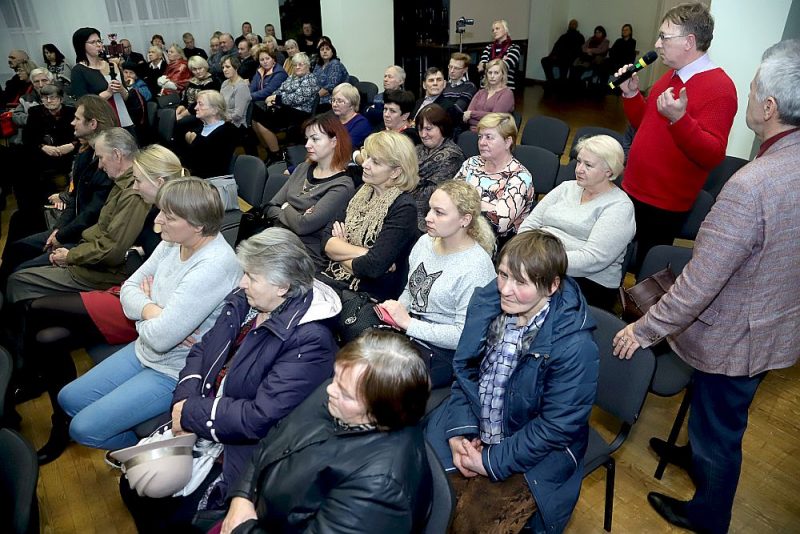 Agloniešus interesēja, vai pēc pakalpojumiem nevajadzēs braukt uz Preiļiem, uz ko ministrs Juris Pūce atbildēja, ka gluži pretēji: pakalpojumiem jānāk tuvāk iedzīvotājiem.