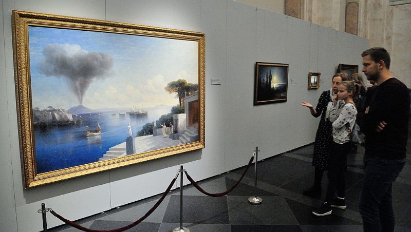 Liekot uzsvaru uz īpašu koloristisku smalkumu un emocionālās noskaņas niansēm, izstādes veidotāji izvēlējušies prezentēt Ivanu Aivazovski, īpašu uzmanību pievēršot daudzveidīgajiem teatrālajiem gaismas efektiem. Fonā glezna – "Skats uz Vezuvu dienu pirms vulkāna izvirduma" (1885. gads, audekls, eļļa. Igaunijas Mākslas muzejs).