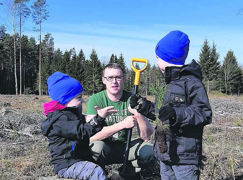 Edgars Birks: “Piebremzēju vēlmi pēc jaunākas mašīnas, nopirku piecus hektārus bijušās lauksaimniecības zemes un to par Eiropas naudu apmežoju. Kādreiz mazbērniem sanāks, par ko māju uzcelt.”