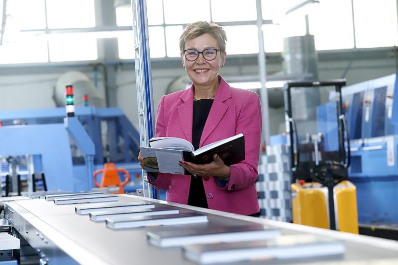 “Vides sertifikāts “Climate Calc” sniedz iespēju parūpēties par sava pasūtījuma izpildē radīto CO2 izmešu kompensāciju katram “Livonia Print” sadarbības partnerim, šajā gadījumā izdotajā grāmatā parādās logo, kas liecina, ka emisijas ir kompensētas,” stāsta SIA “Livonia Print” izpilddirektora vietniece Janīna Blūma.