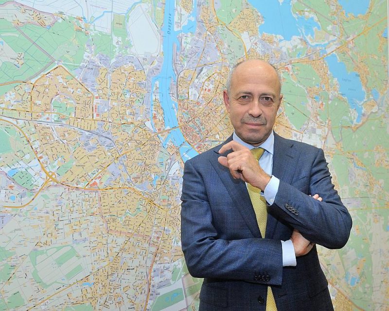 Oļegs Borovs: “Kad kandidēju uz vicemēra amatu, man viens no opozīcijas pārstāvjiem teica: “Tu, Burov, pats saki, ka tev nepatīk politika, tad kāpēc tu ej uz politisku amatu?” Savā ziņā taisnība.”
