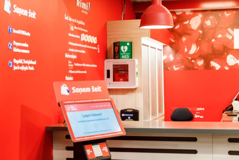 Defibrilators vienā no “Rimi” hipermārketiem.