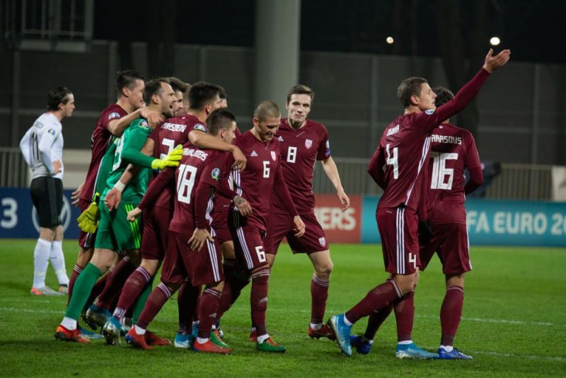 Latvijas futbola izlasei beidzot bija iemesls svinībām – pārtraukta deviņu zaudējumu sērija un uzvarēta Austrija.