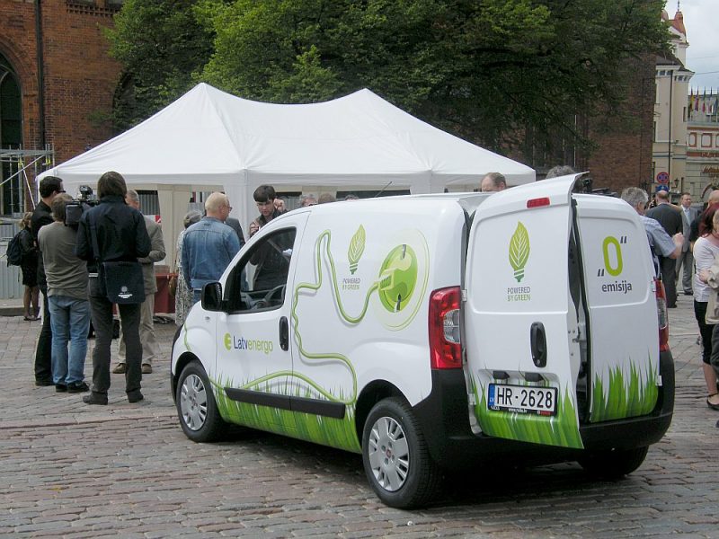 Lielākā elektromobiļu daļa Latvijā ir uzņēmumu, nevis privātpersonu īpašums. Arī tie galvenokārt pirkti ar Eiropas fondu atbalstu. Viens no lielākajiem EV parkiem – “Latvenergo”.