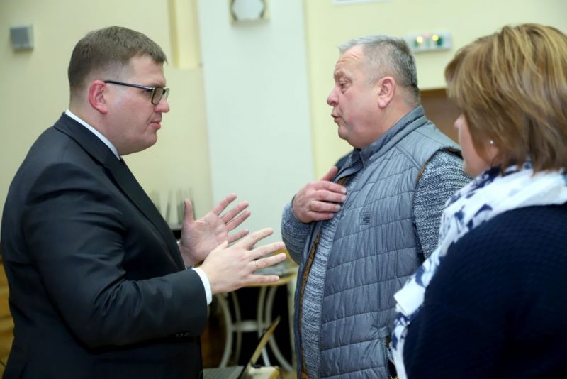 VARAM ministrs Juris Pūce tiekas ar Rojas iedzīvotājiem, lai apspriestu administratīvi teritoriālo reformu, 2019.gada 13.novembrī.