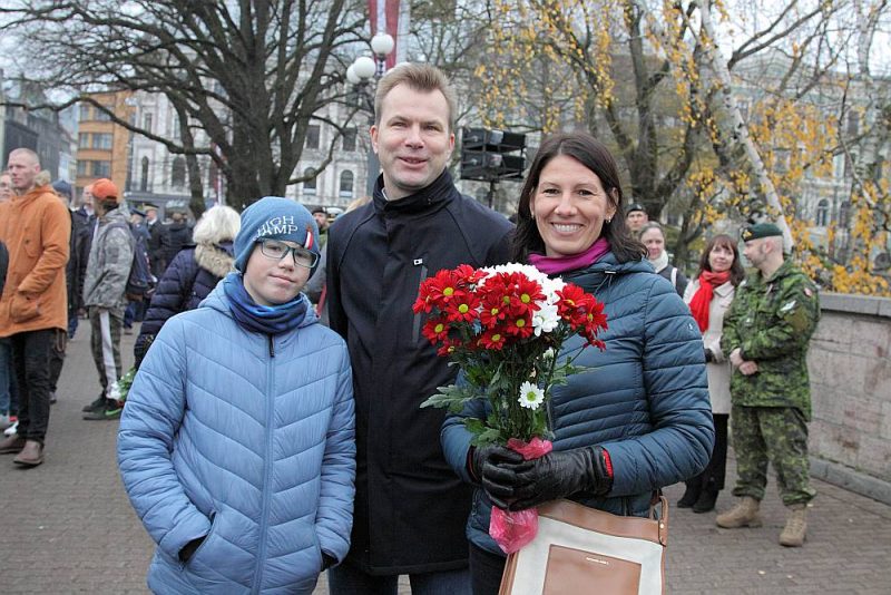 Ziedu nolikšanas ceremonija pie Brīvības pieminekļa