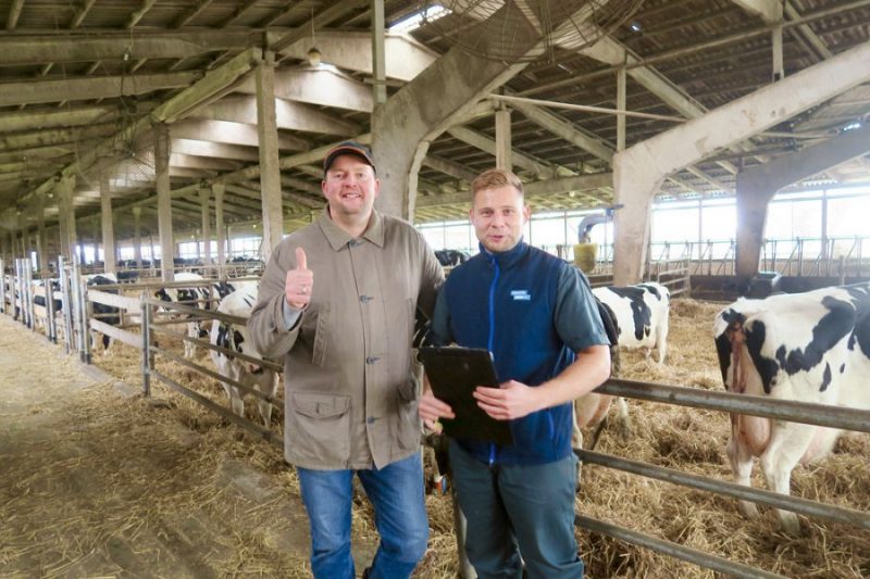 “Brūzilas AV” saimnieks Vilnis Štencelis (no kreisās) un veterinārārsts Toms Martinsons ir apmierināti ar sadarbību saimniecības izaugsmes nodrošināšanā.