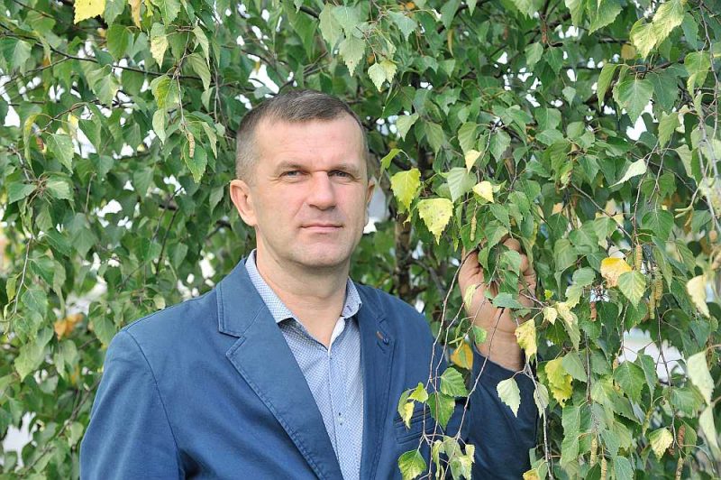 Madars Kalniņš: “Nupat, rudenī, iegādāts kopšanas ciršu harvesters, tāds ļoti mazs, reizes trīs vieglāks par lielo harvesteru un reizes trīs arī mazāks. Šaurāks par vieglo automašīnu, var izlīkumot starp kokiem.”
