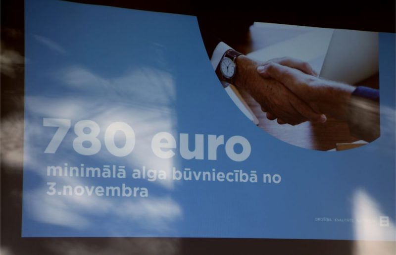 Informē par ģenerālvienošanos par minimālo atalgojumu būvniecībā, kas stāsies spēkā šī gada 3.novembrī.