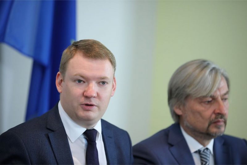 Politiskās partijas “Latvijas Reģionu Apvienība” valdes priekšsēdētājs Edvards Smiltēns (no kreisās) un “Reģionu alianse” valdes priekšsēdētājs Dagnis Straubergs.