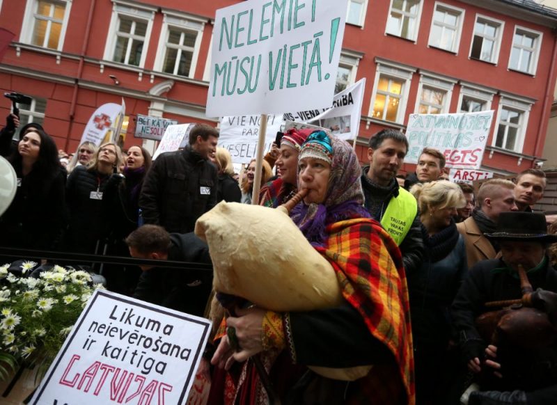 Pie Saeimas ēkas notiek "tautas sapulce", kurā dažādu reģionu iedzīvotāji pauž neapmierinātību ar administratīvi teritoriālo reformu, 07.11.2019.