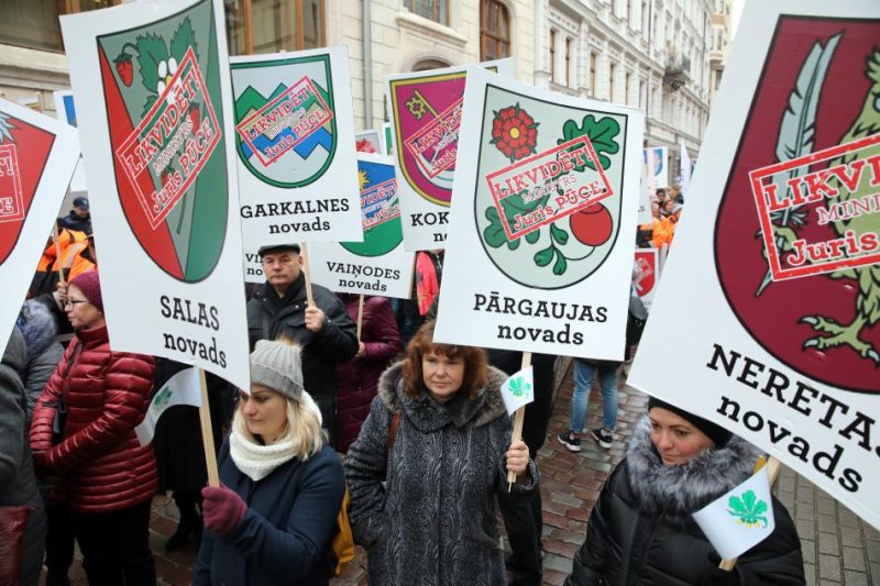 Pie Saeimas ēkas notiek “tautas sapulce”, kurā dažādu reģionu iedzīvotāji pauž neapmierinātību ar administratīvi teritoriālo reformu.