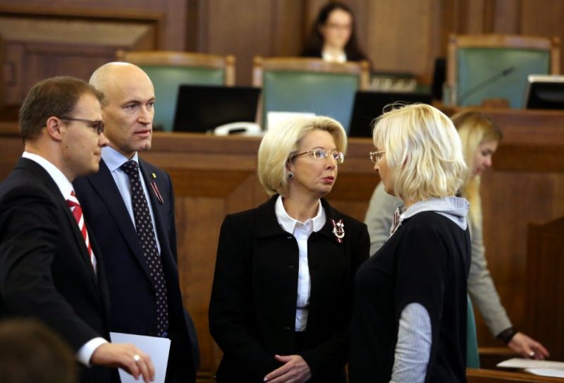 Saeimas deputāti Raivis Dzintars, Daniels Pavļuts, Saeimas priekšsēdētāja Ināra Mūrniece un Juta Strīķe pirms Saeimas ārkārtas sēdes, kurā izskatīs otrajā lasījumā gadskārtējo valsts budžetu un ar to saistīto likumprojektu.